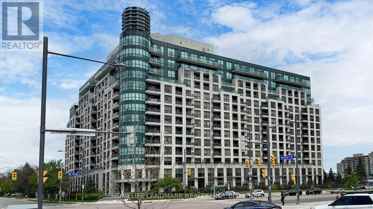 18 Harding Blvd in Richmond Hill, ON - Building Photo