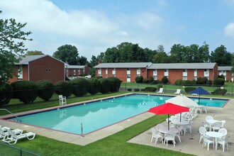 Rydal Apartments in Bordentown, NJ - Foto de edificio - Building Photo