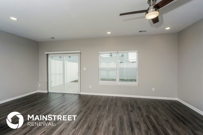 2062 N Sarah Dr in Jeffersonville, IN - Foto de edificio - Building Photo