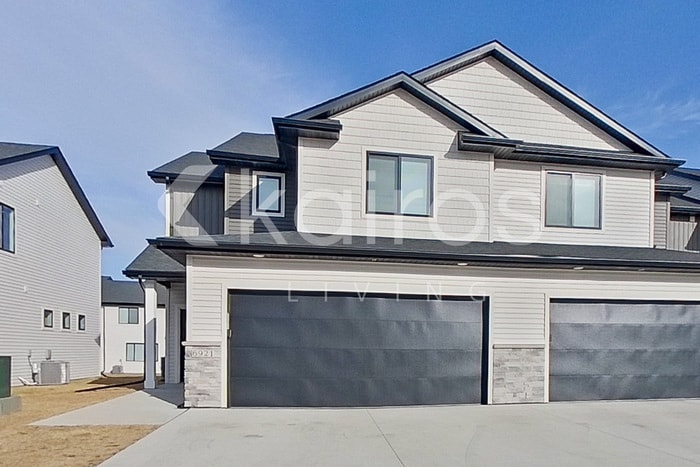 6921 Holly Ct in Johnston, IA - Building Photo