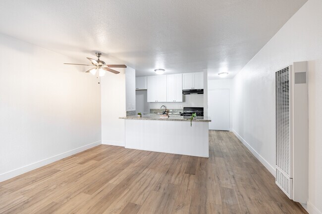 Buckingham Apartments in North Hollywood, CA - Building Photo - Interior Photo