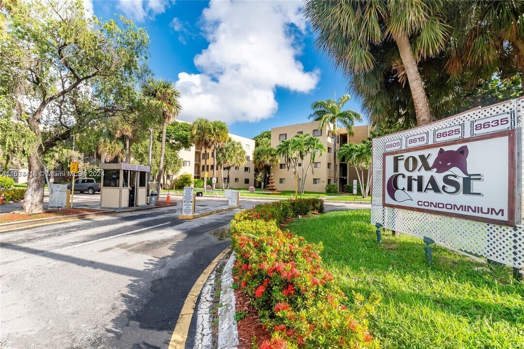 8625 NW 8th St, Unit 317 in Miami, FL - Building Photo