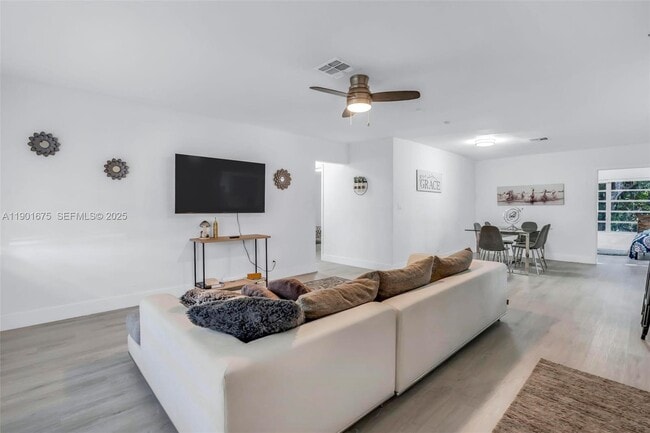 230 NE 2nd Pl in Dania Beach, FL - Foto de edificio - Building Photo