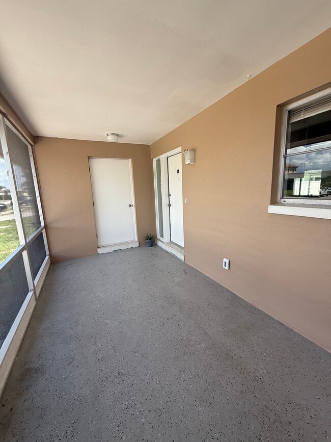 1310 SE 40th Ter in Cape Coral, FL - Building Photo - Building Photo