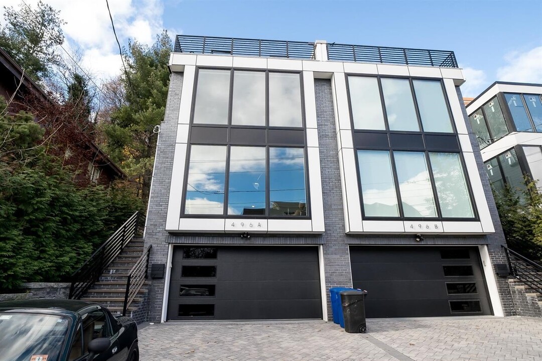 496 Undercliff Ave in Edgewater, NJ - Building Photo