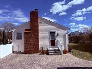 16 Magee Dr in Southampton, NY - Building Photo - Building Photo