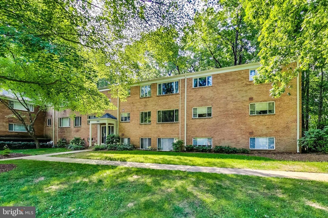 10501 Montrose Ave-Unit -M-103 in Bethesda, MD - Building Photo