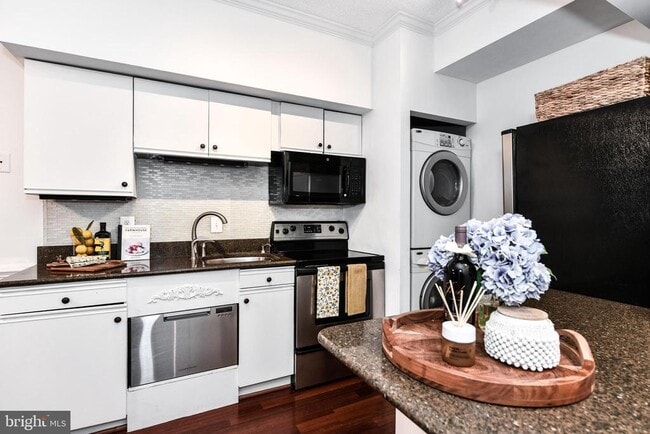 property at 1211 S Eads St