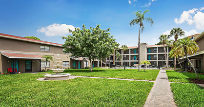 Fountain Court Apartments in St. Petersburg, FL - Foto de edificio - Building Photo