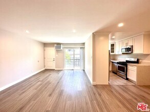 1051 S Sherbourne Dr in Los Angeles, CA - Building Photo - Building Photo