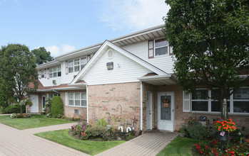 55+ Sunrise Villas Senior Community in Lindenhurst, NY - Foto de edificio - Building Photo