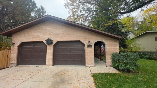 2230 Tanglewood Dr in Fort Collins, CO - Foto de edificio - Building Photo