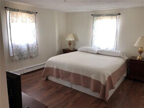 8 Seascape Ave in Middletown, RI - Building Photo - Building Photo