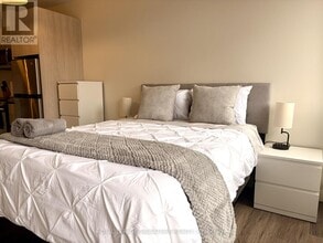 335 College St in Toronto, ON - Building Photo - Building Photo