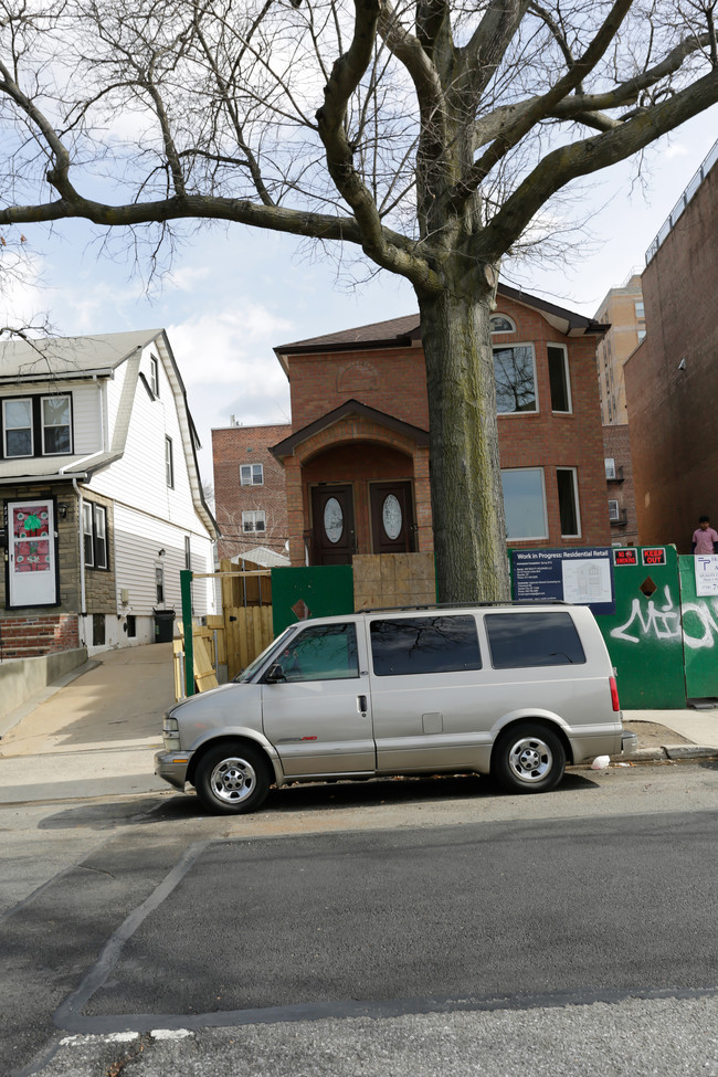 42-19 Francis Lewis Blvd in Bayside, NY - Foto de edificio - Building Photo