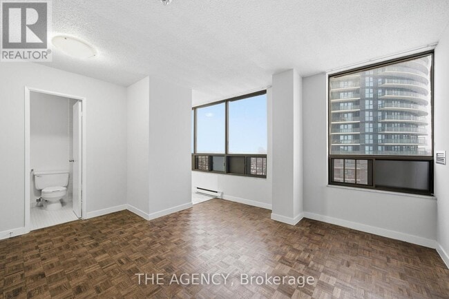 2360 Dundas St W in Toronto, ON - Building Photo - Building Photo