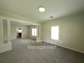 323 E Will Rogers Blvd in Claremore, OK - Foto de edificio - Building Photo