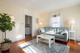 4 Coburn Ave in Stonington, CT - Building Photo - Building Photo