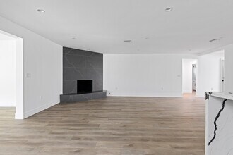 13353 Erwin St, Unit 13355 in Van Nuys, CA - Building Photo - Building Photo