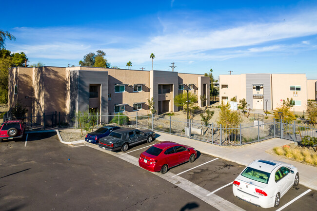 Village on Roeser in Phoenix, AZ - Foto de edificio - Building Photo