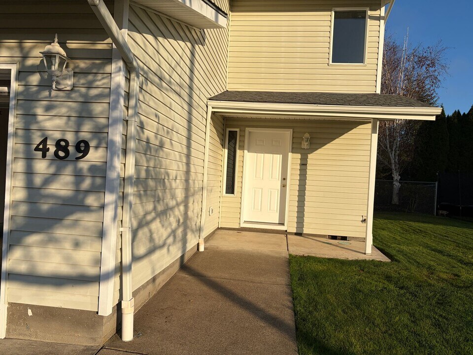 487-489 Ecols St S in Monmouth, OR - Building Photo