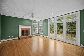 15 Jacobs Point Rd in Warren, RI - Building Photo - Building Photo