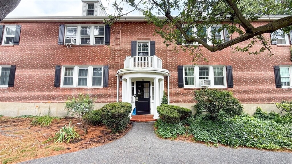 21 Hammond Pond Pkwy in Newton, MA - Building Photo