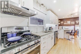 946 McBride Ave in Mississauga, ON - Building Photo - Building Photo