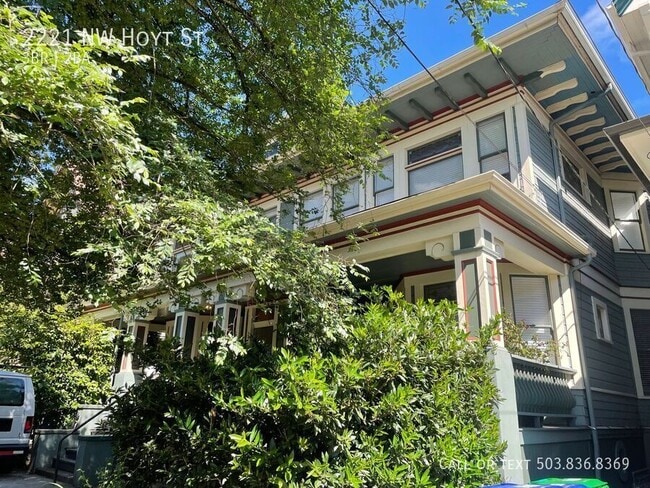 2221 NW Hoyt St in Portland, OR - Building Photo - Building Photo