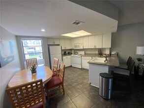 2587 Cyprus Dr, Unit 3-214 in Palm Harbor, FL - Building Photo - Building Photo