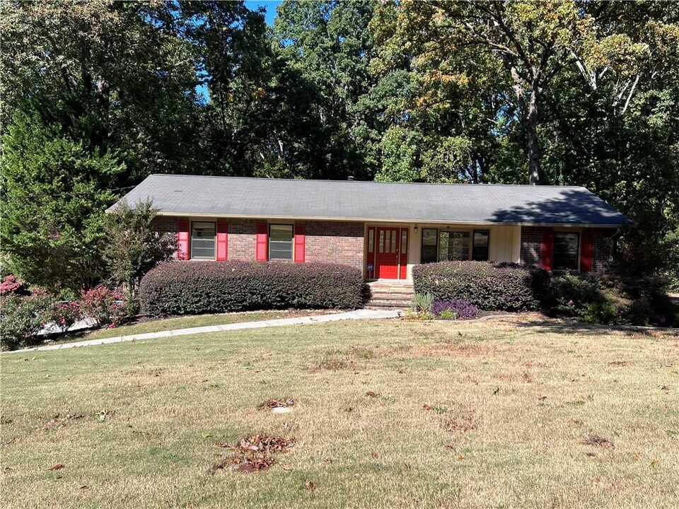 1921 Trophy Dr in Marietta, GA - Building Photo