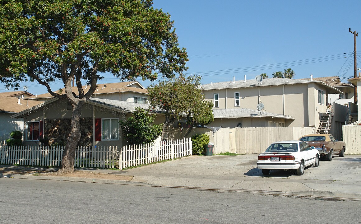 730 Shalimar Dr in Costa Mesa, CA - Foto de edificio