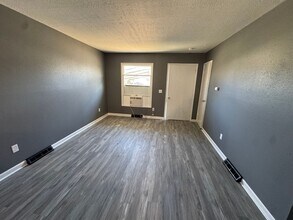 805-807 9th St-Unit -805 9th St (Right) in Colona, IL - Building Photo - Building Photo