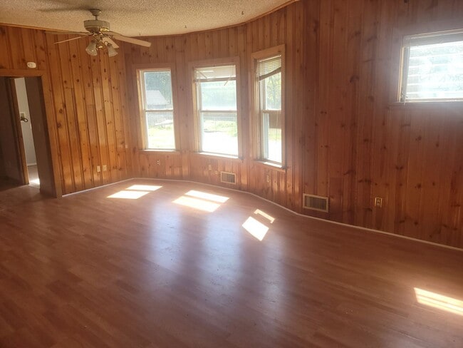 property at 905 S 2nd St