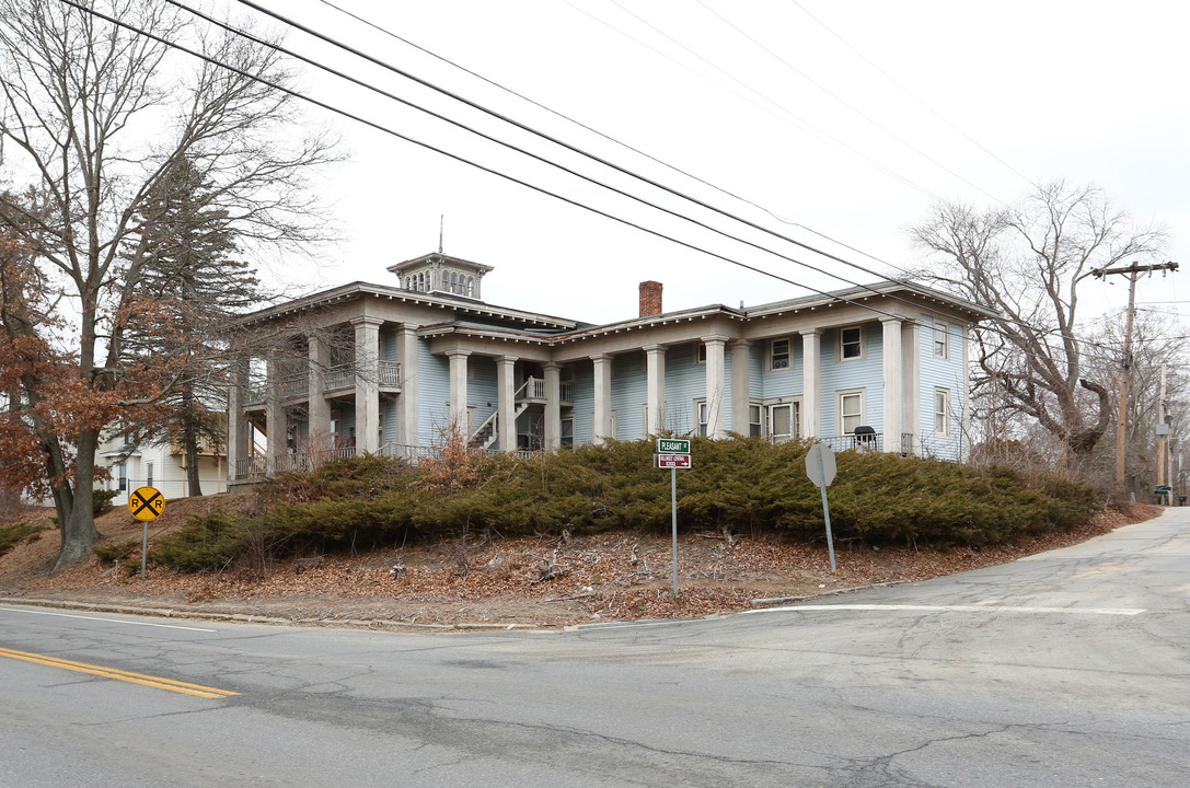 490 Hartford Pike in Dayville, CT - Building Photo