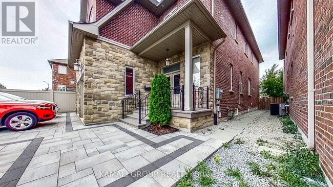 156 Townsgate Dr in Vaughan, ON - Building Photo - Building Photo