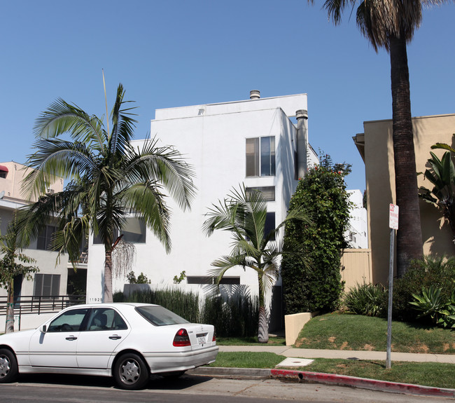 11925 Goshen Ave in Los Angeles, CA - Building Photo - Building Photo