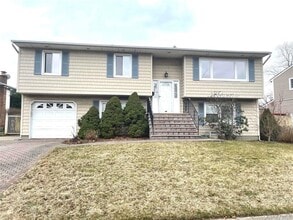 46 W Lane Dr in Plainview, NY - Building Photo - Building Photo