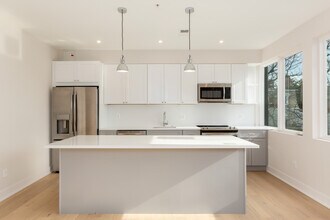 3032 Q St NW in Washington, DC - Building Photo - Interior Photo