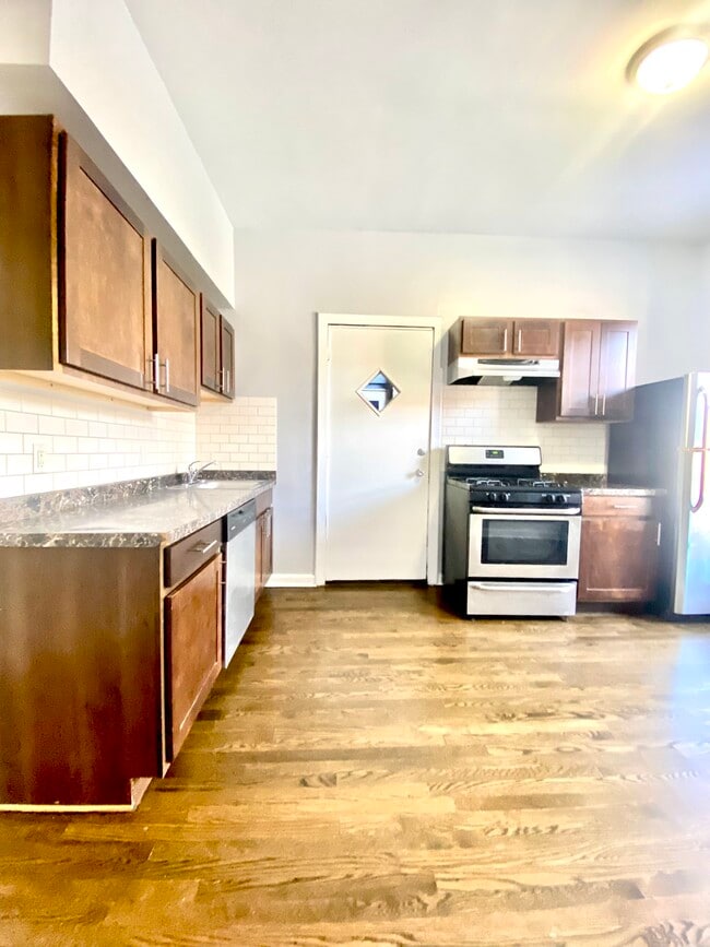 900 W Montrose Ave in Chicago, IL - Foto de edificio - Building Photo