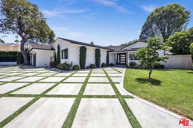 2239 Stradella Rd in Los Angeles, CA - Building Photo - Building Photo