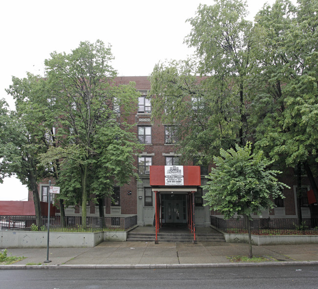 1370 Eastern Pky in Brooklyn, NY - Foto de edificio - Building Photo