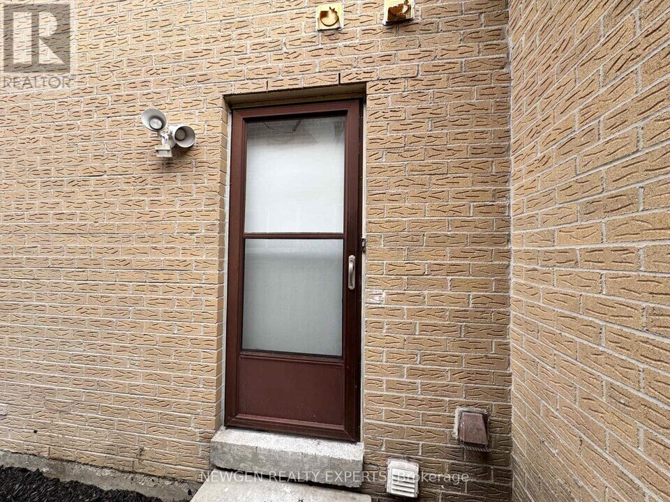 62 Canmore Blvd in Toronto, ON - Building Photo