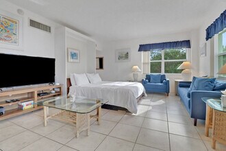 220 Seaview Ct in Marco Island, FL - Building Photo - Building Photo