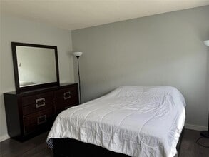 1110 N Riverside Dr, Unit 9 in Pompano Beach, FL - Building Photo - Building Photo