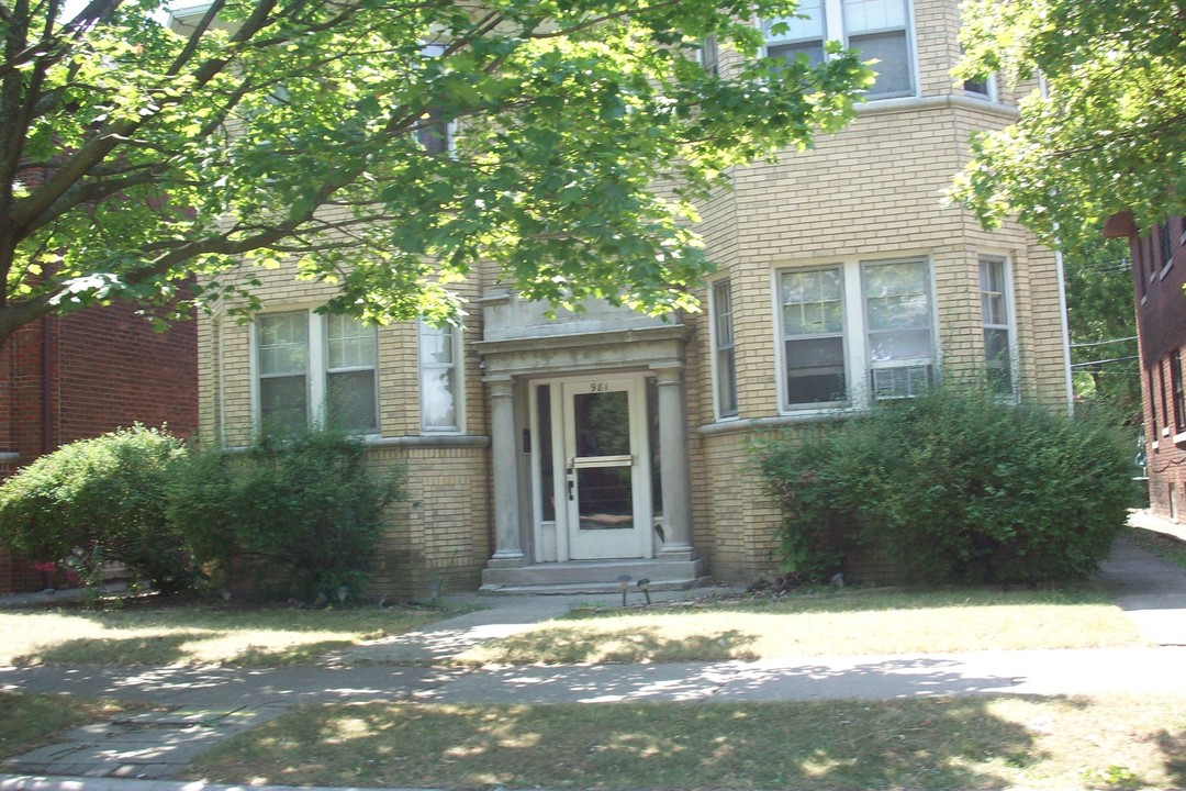 887 Beaconsfield Ave in Grosse Pointe Park, MI - Building Photo