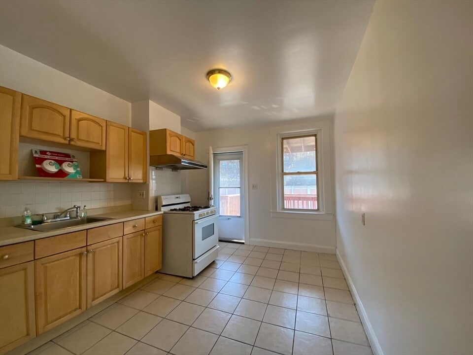 884 Huntington Ave, Unit 1 in Boston, MA - Building Photo