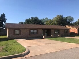 2216 Seth Ave in Weatherford, OK - Building Photo