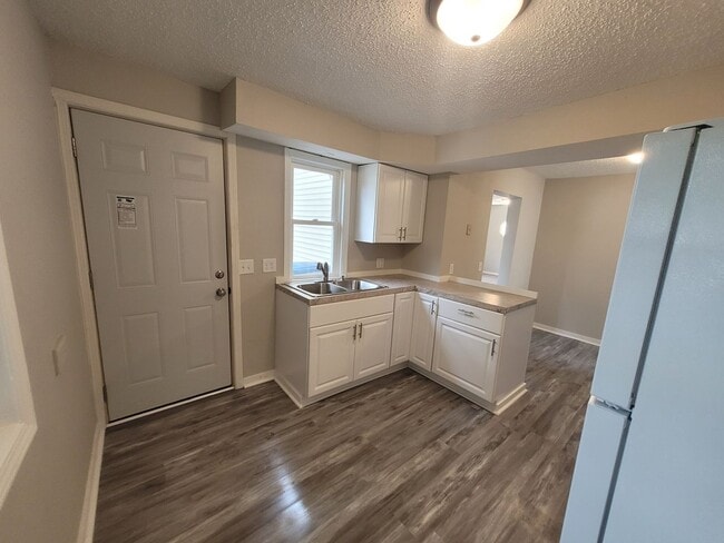 3220 E University Ave in Des Moines, IA - Building Photo - Building Photo