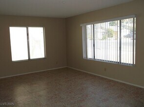 7245 Great Oak Ave in Las Vegas, NV - Building Photo - Building Photo